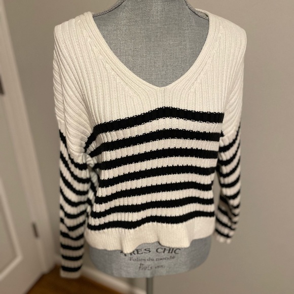 Abercrombie & Fitch V-Neck Sweater - White and Black Stripes - Picture 12 of 14